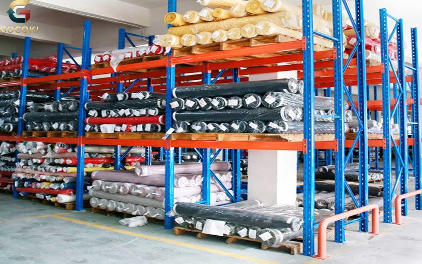 Hệ thống kệ chứa vải trong xưởng may