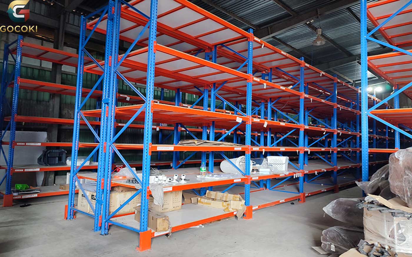 Lắp đặt kệ đựng vải cuộn trong kho xưởng