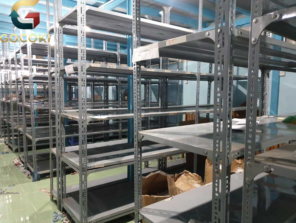 Thanh lý kệ sắt v lỗ còn mới, đầy đủ mâm và trụ