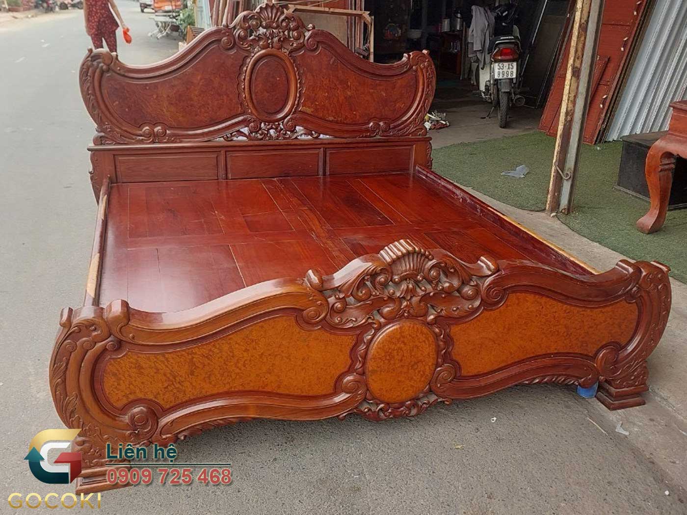 Nhân viên tháo dỡ giường ngủ cũ chuyên nghiệp