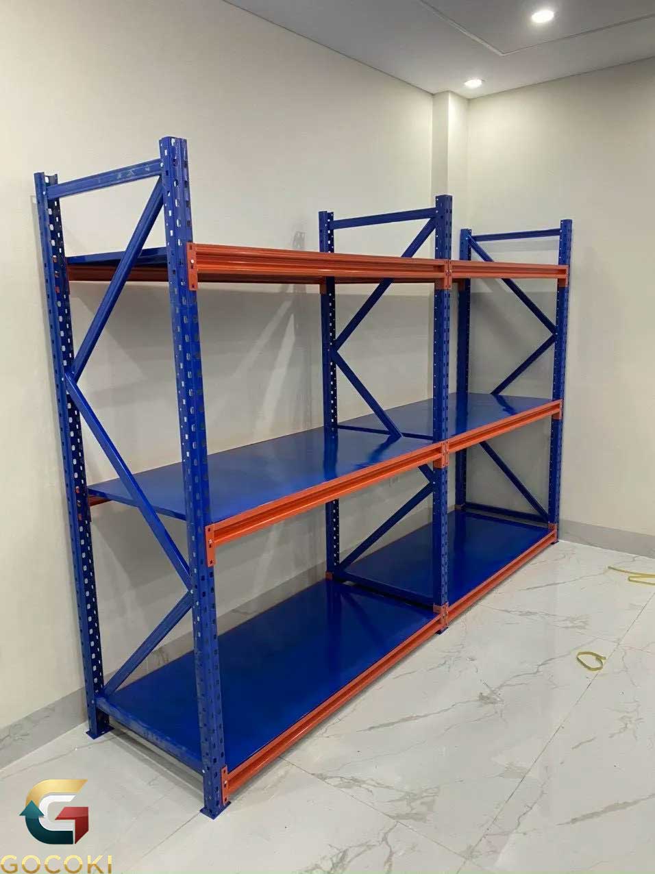 Cận cảnh thanh lý kệ trung tải cao 2m với mâm kệ và trụ chịu lực