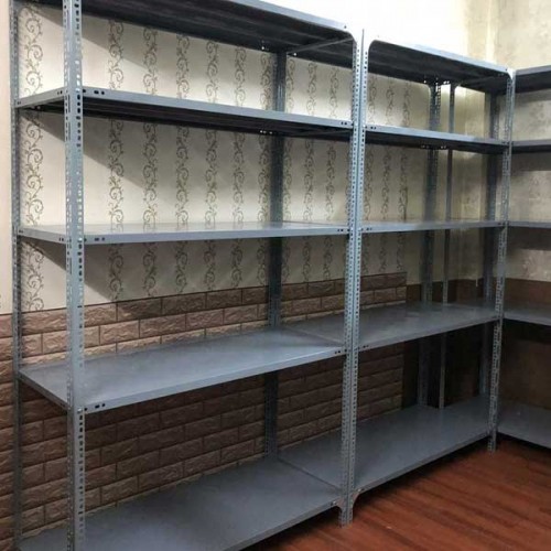 Kiểm tra độ dày thực tế của sắt V lỗ cũ bằng thước cặp chuyên dụng
