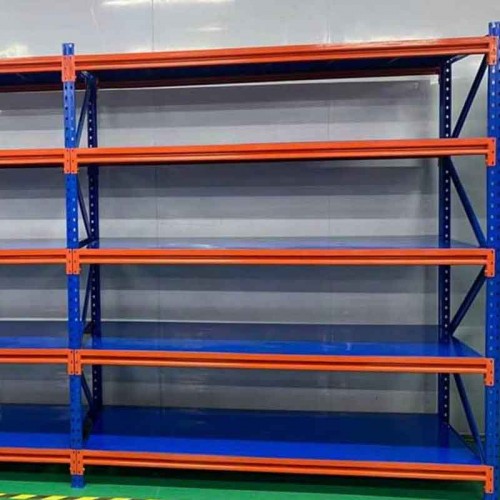 So sánh kệ trung tải và kệ tải trọng nặng: Doanh nghiệp bạn cần...